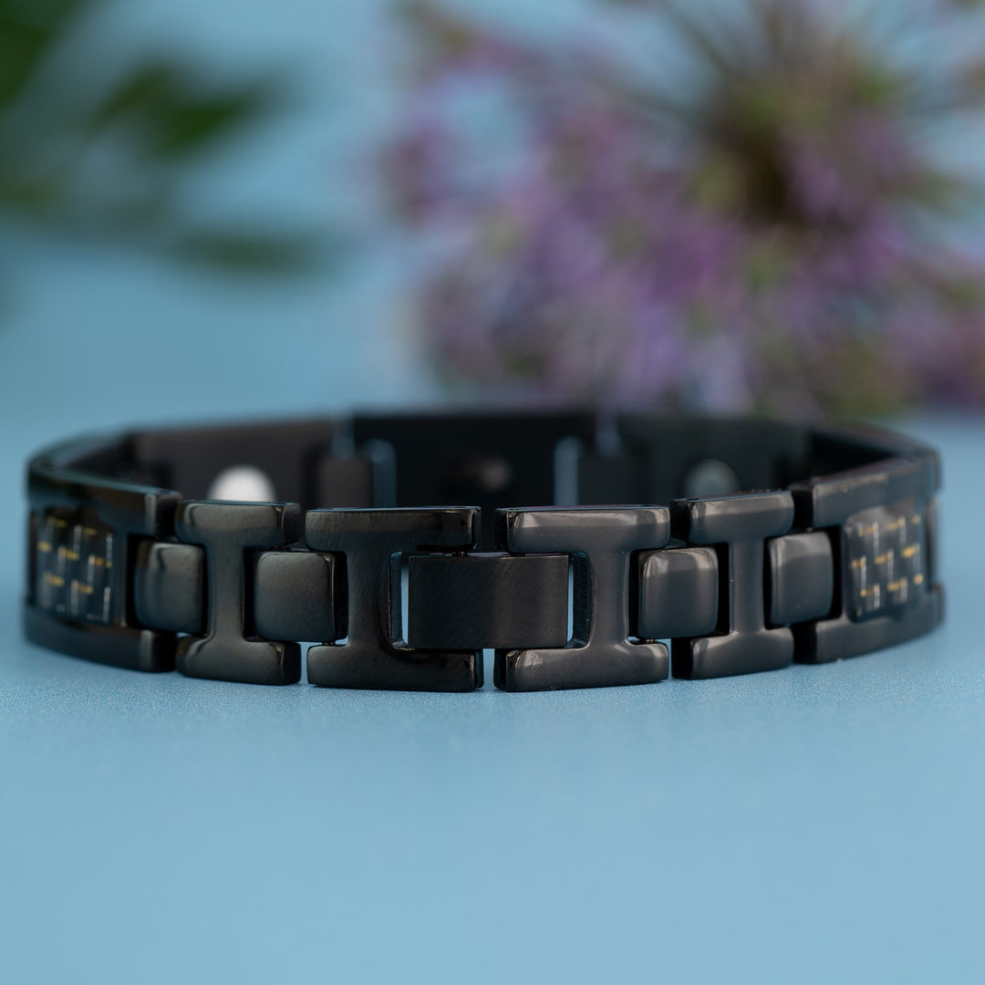 Clasp view of the Air 4in1 Magnetic Bracelet from Magnetic Mobility - Mens Black Magnetic bracelet with Yellow designs
