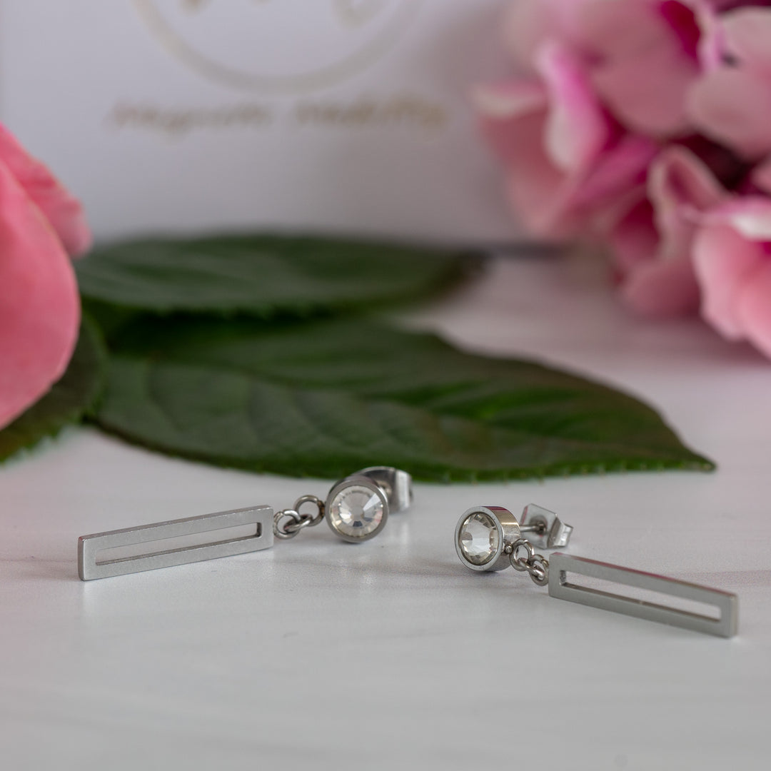 Close up view of the Magnetic Mobility Angelica Star Tripple gift set containing a 4in1 Magnetic bracelet with clear swarovski crystals, a magnetic necklace with swarovski crystal, and magentic drop earrings with swarovski crystals