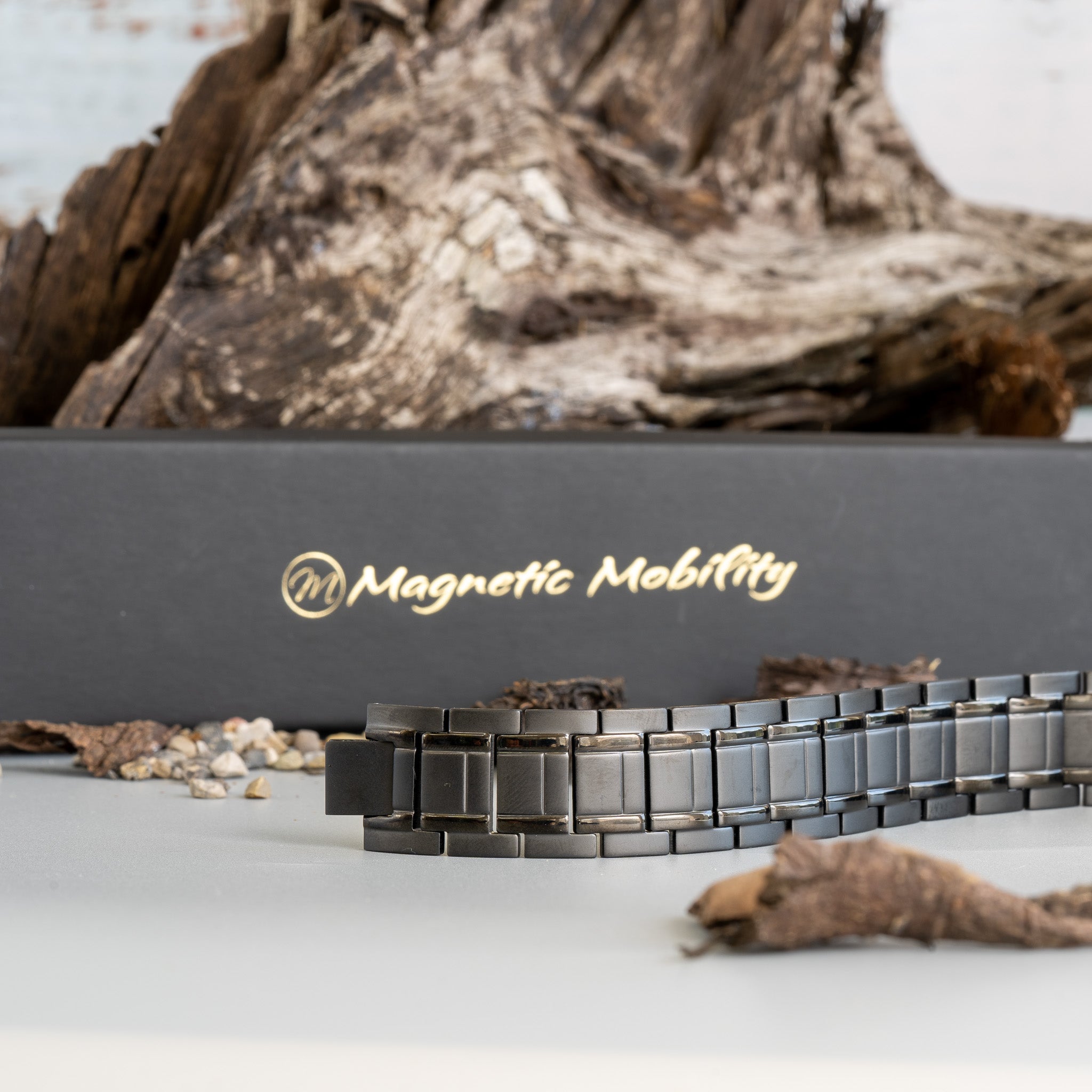 The front view of the Birch Night 4in1 Magnetic Bracelet illustrates the sophisticated and sleek design. Ideal for the contemporary man.