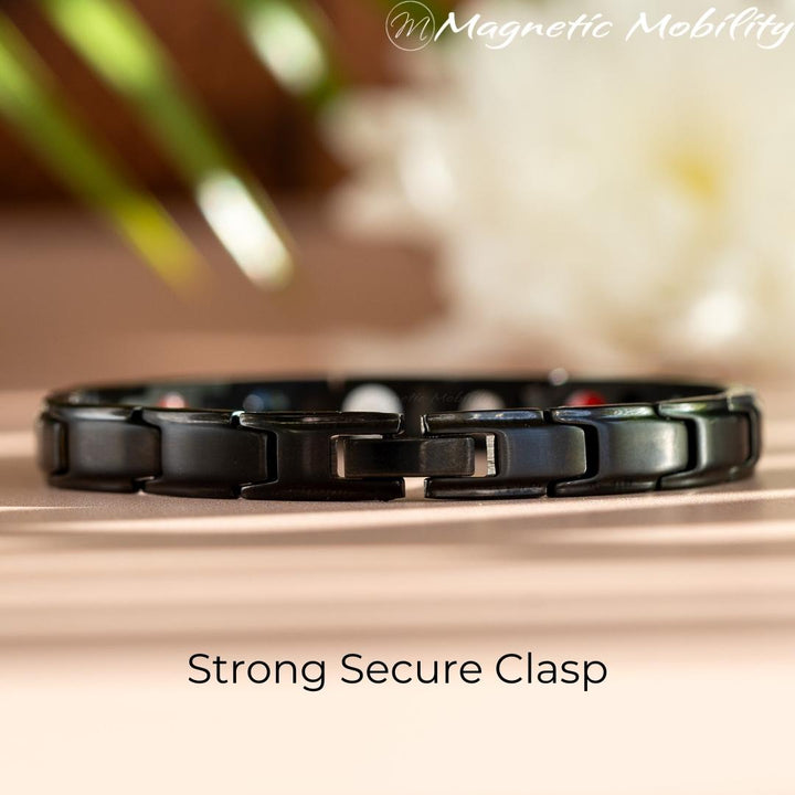 Clasp view of Apia Night 4in1 Magnetic Bracelet from Magnetic Mobility - Thin black magnetic bracelet