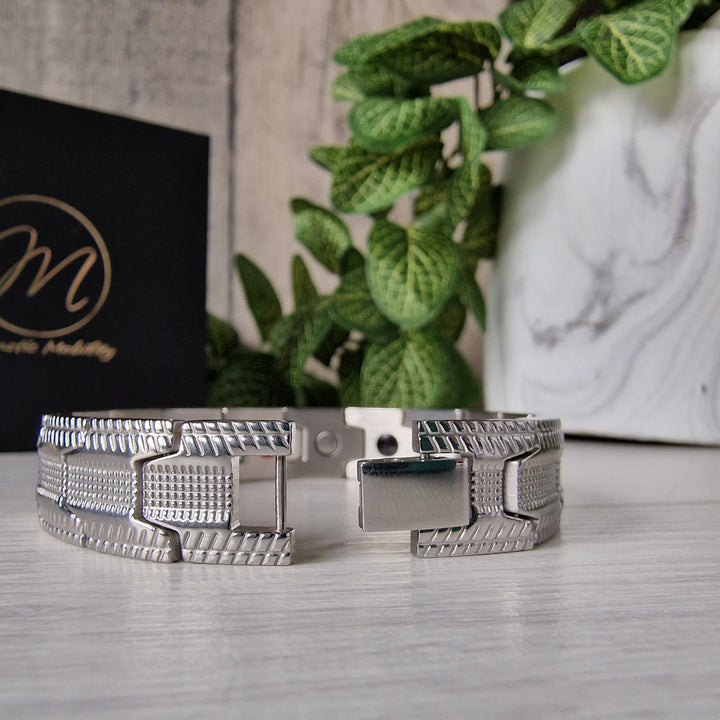 Gentian Star 4in1 Magnetic Bracelet in Silver plated Stainless Steel with a distinctive tire-tread design for arthritis relief. Shows the strong clasp.