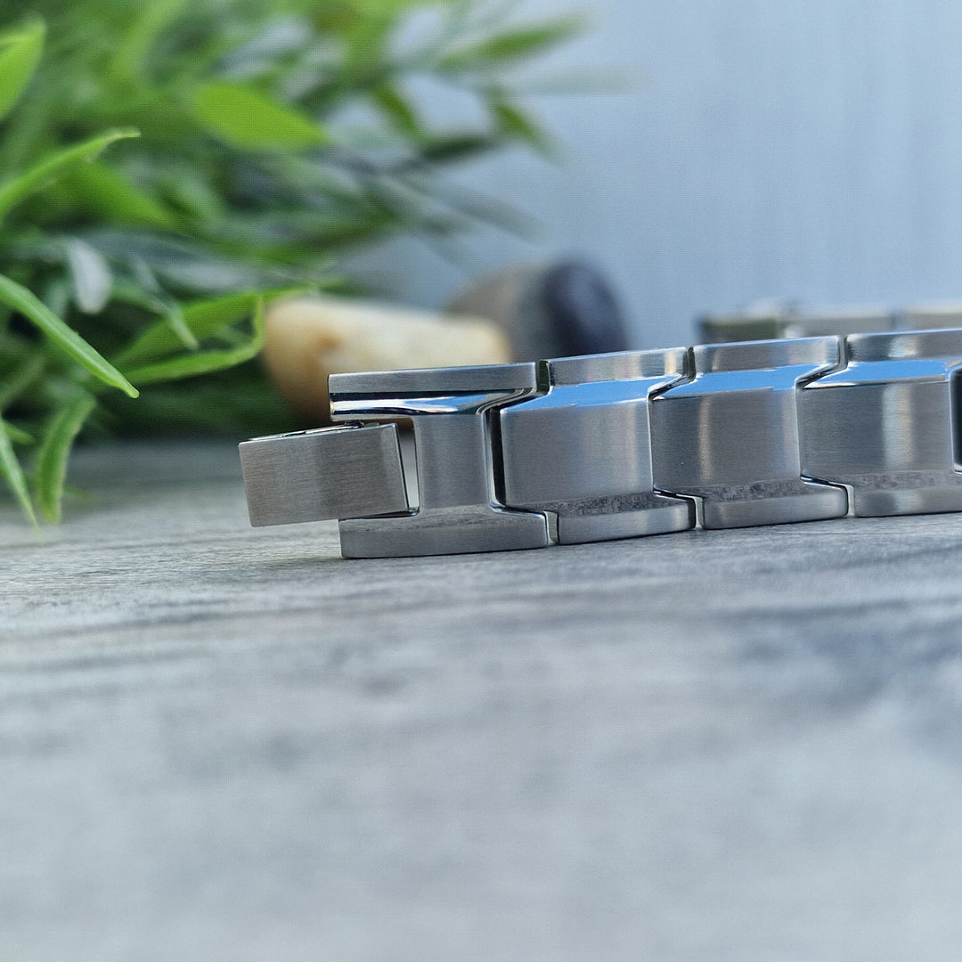 Close up of the Alexanders Star Mens 4in1 Mangetnic Bracelet clasp