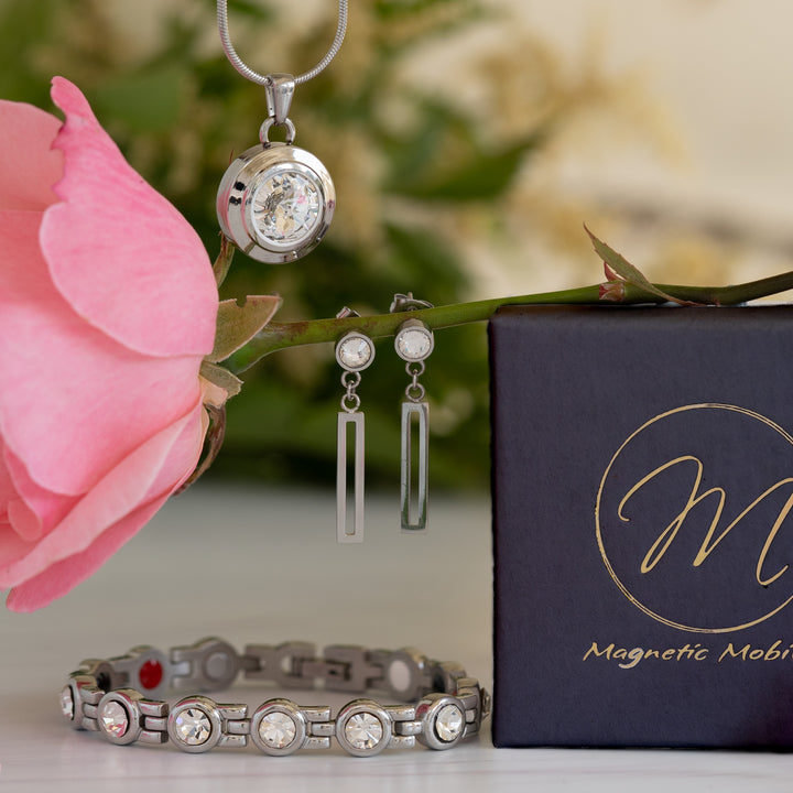 Close up view of the Magnetic Mobility Angelica Star Tripple gift set containing a 4in1 Magnetic bracelet with clear swarovski crystals, a magnetic necklace with swarovski crystal, and magentic drop earrings with swarovski crystals