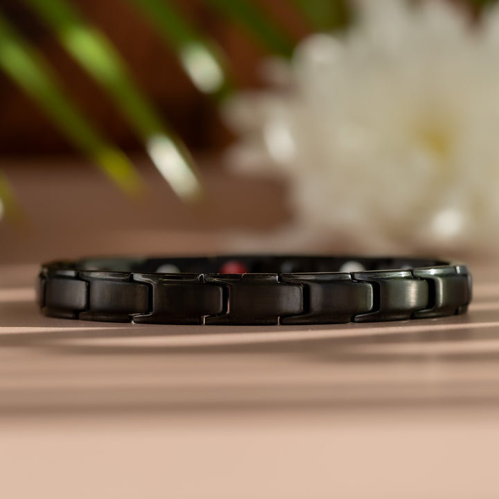 Apia Night 4in1 Magnetic Bracelet from Magnetic Mobility - Thin black magnetic bracelet - close up view 