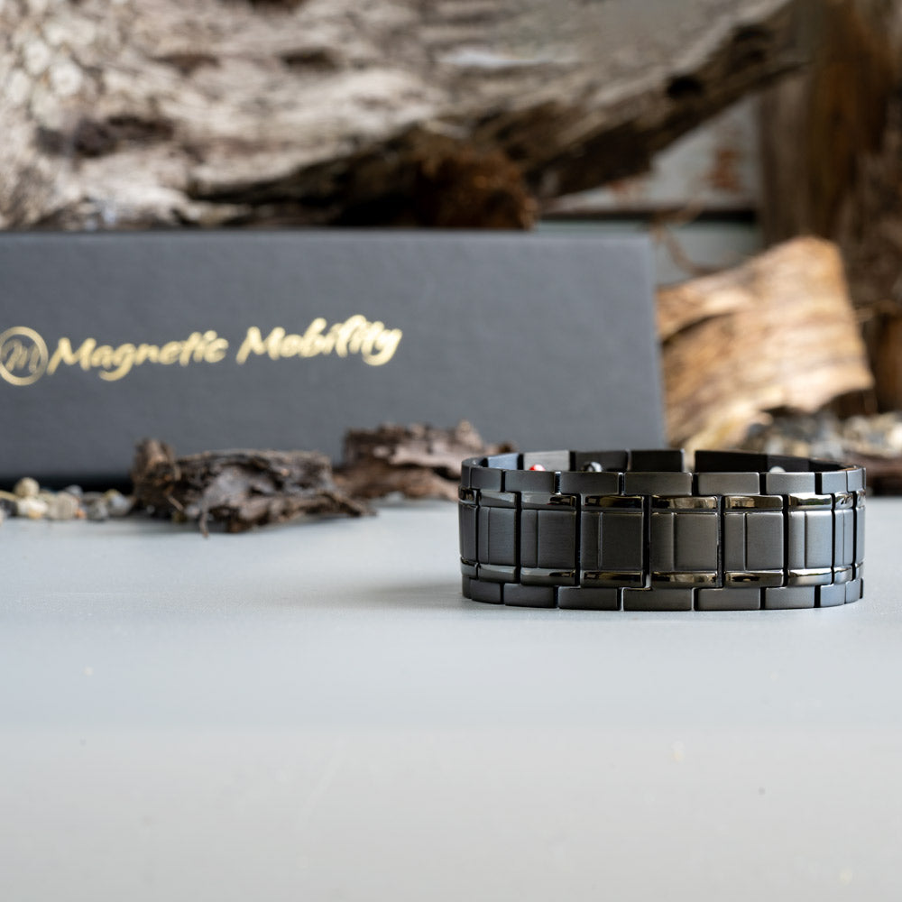 Presentation of the Birch Night 4in1 Magnetic Bracelet closed in front of our luxury, eco-friendly gift box. The perfect gift for style and wellness