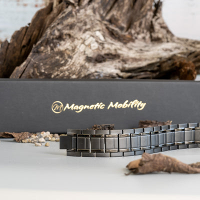 The front view of the Birch Night 4in1 Magnetic Bracelet illustrates the sophisticated and sleek design. Ideal for the contemporary man.