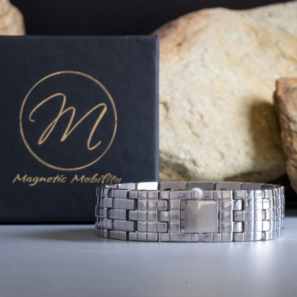 Thale Star 4in1 Magnetic Bracelet from Magnetic Mobility with detailed view of its secure clasp, set against a branded box and a stone backdrop