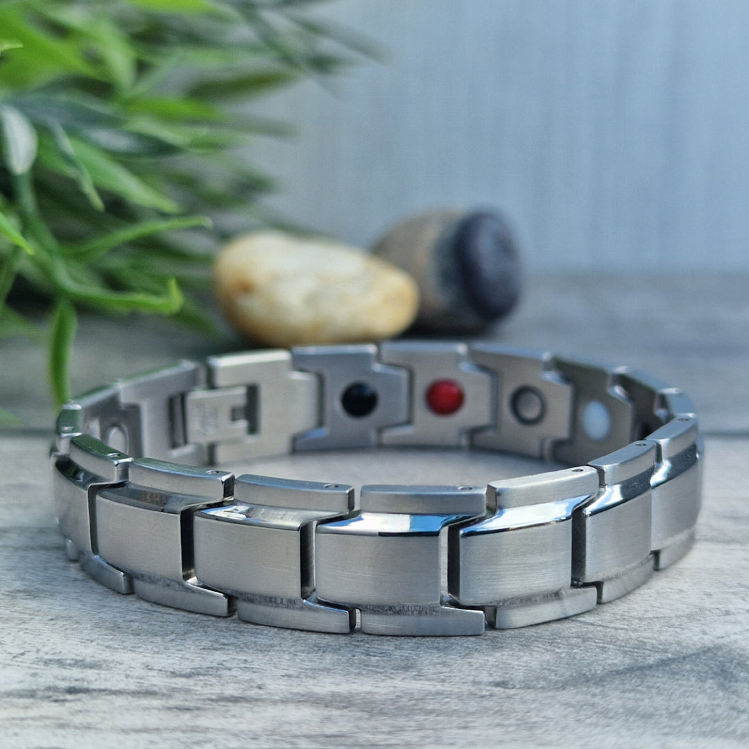 Alexanders Star - Mens 4in1 Magnetic bracelet for Arthrits, 45 degree view showing the front of the bracelet and the 4 elements in the back. 