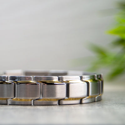 Alexanders Moon - Mens Magnetic Bracelet in Silver with gold stripes 