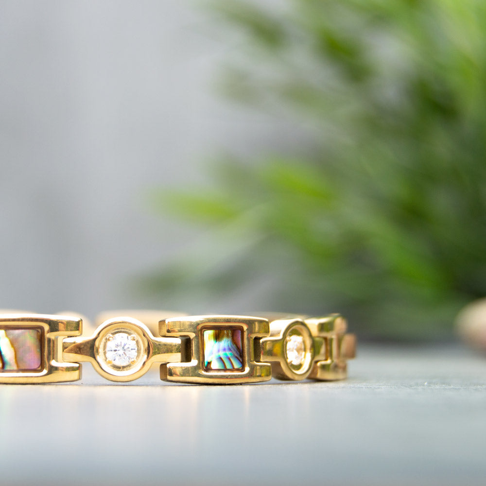 Avens Summer - Gold colour mangentic bracelet for women with contemporary geometric design including white crystals, Contains 4 health elements for Migraine, Back pain etc. . Close up view of the Geometric design 