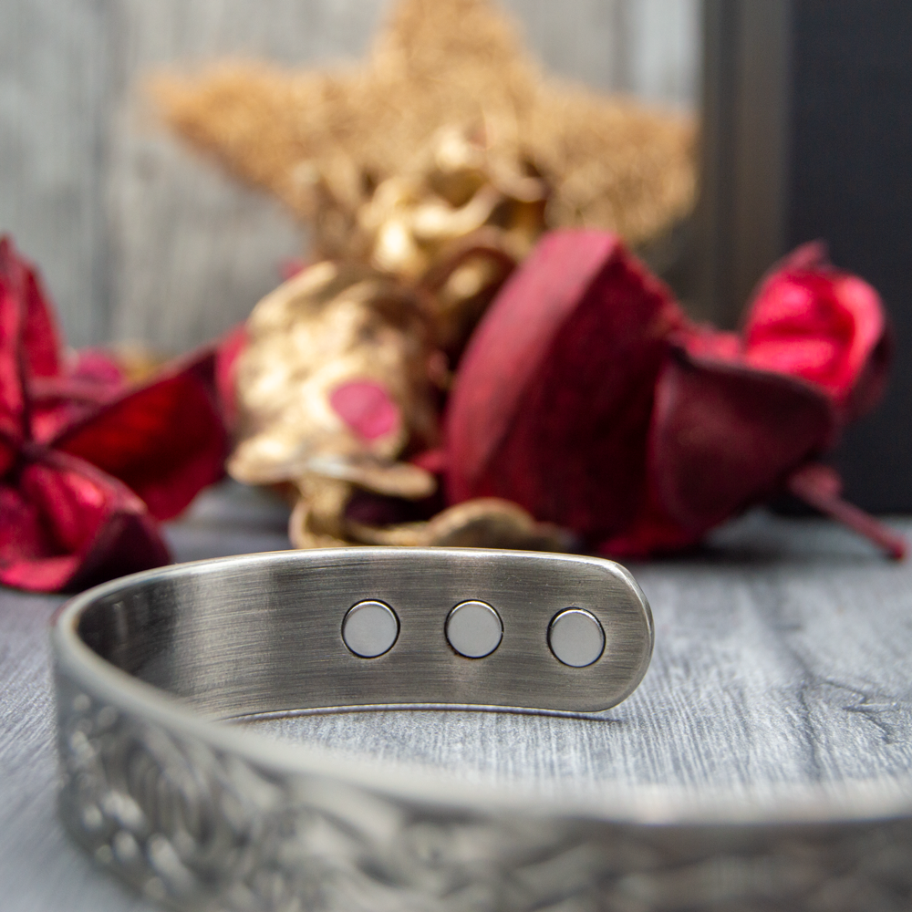 Close up view of the magnets in Clover Silver - Mens Copper Bracelet