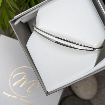 Women's copper bangle with magnets - silver colour with white stripe - in Eco-friendly jewellery gift box