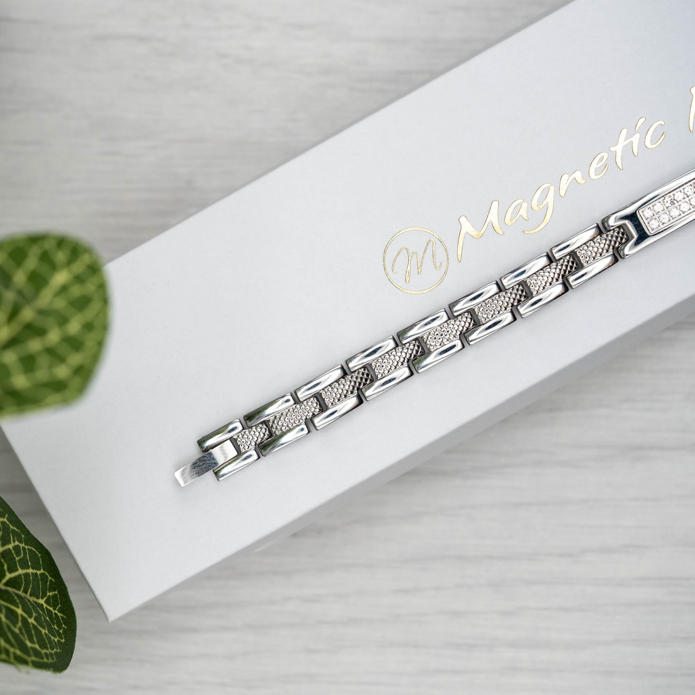 Honesty Star - Women's 4in1 Magnetic Bracelet with swarovski crystals - Top view of clasp